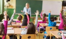 一家长爆料学校老师视频,学校老师不当视频引发社会关注